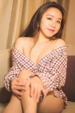 半夜我熟练扒下妈妈的内裤视频